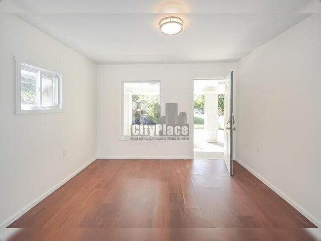 Photo - 227 S Dearborn St