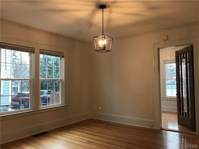 Photo - 1815 James St