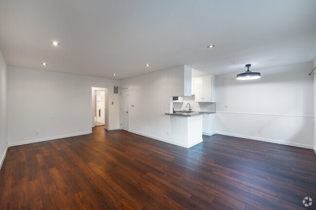 2BR, 2BA - 1,000SF - Living Room - 12210 Magnolia Blvd