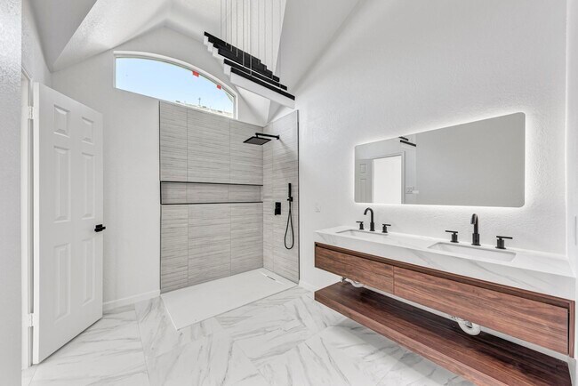 Photo - 917 Satellite View