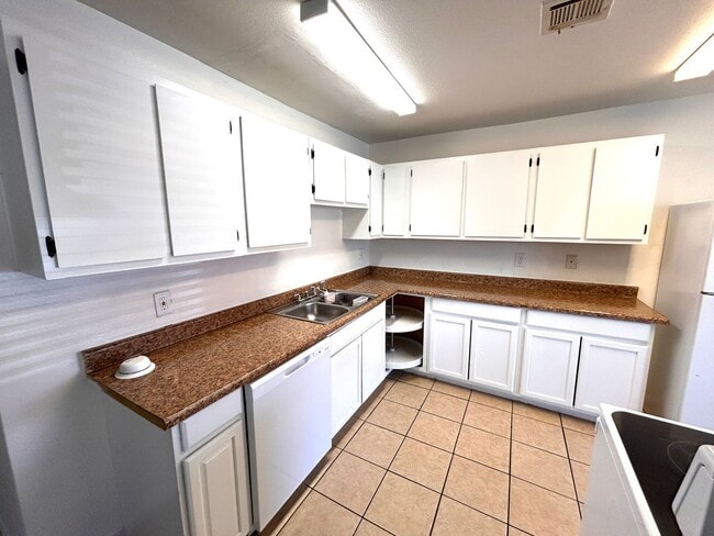 Building Photo - 6217 Yerba Ln Unit A