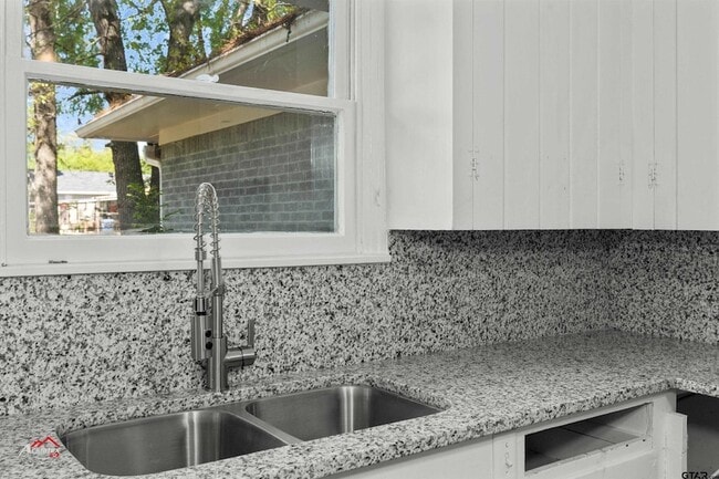 Photo - 1307 Ash Ln