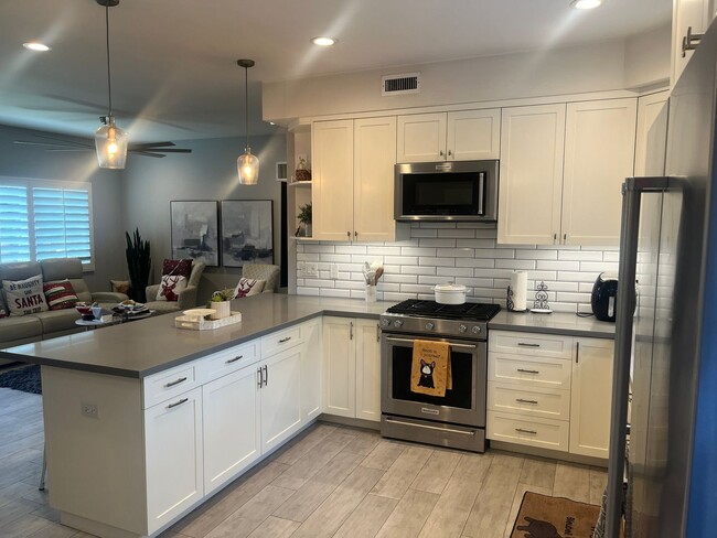 3bd/2ba House with Remodeled Kitchen and A/C - 3bd/2ba House with Remodeled Kitchen and A/C