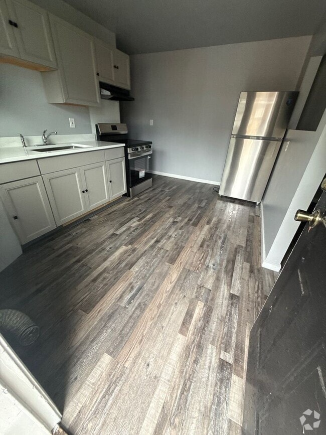 Building Photo - 2 Bedroom 1 Bathroom! Recently Remodeled! ... Rental