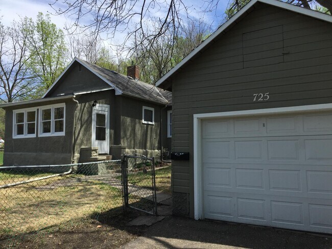 Photo - 725 N 6th St House