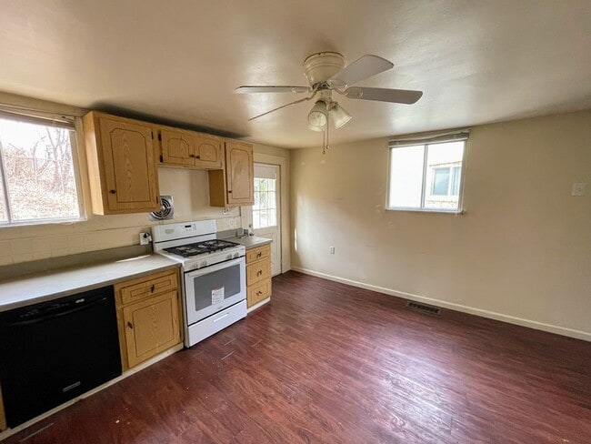 Photo - 2 bed 1 bath - Greenfield, nice location, laundry included