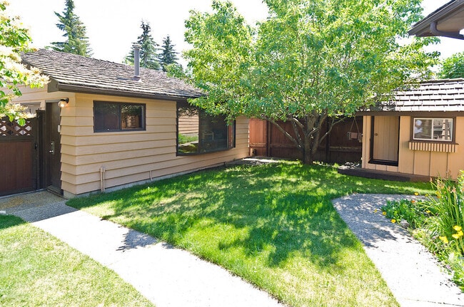 Photo - 740 Coach Bluff Crescent SW