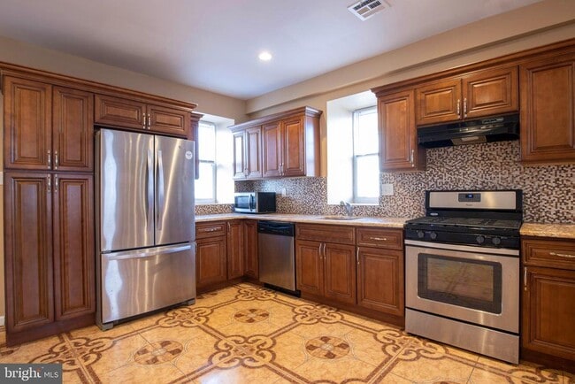 Photo - 3350 Conrad St