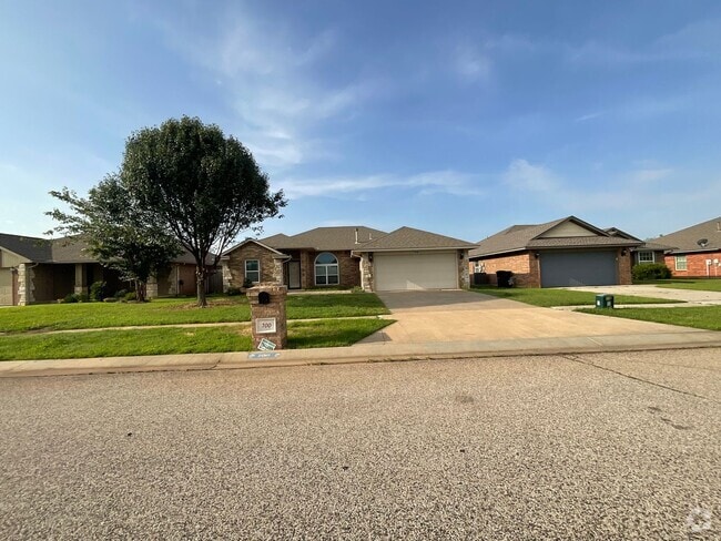 Building Photo - 4 bed, 2 bath, 2 car garage, 12-14 person ... Rental