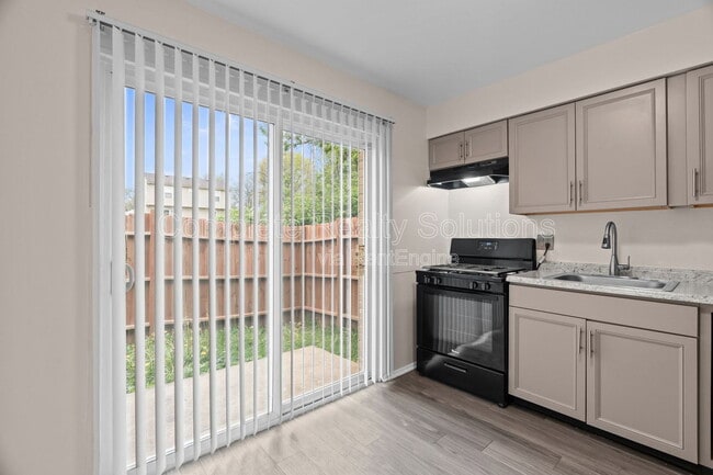 Building Photo - 2323 Woodson Rd Unit J