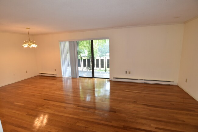 Photo - 320 Hammond Pond Pkwy Condominio Unidad 301