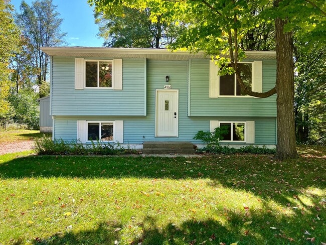 Building Photo - Updated and spacious! Ready for move in!