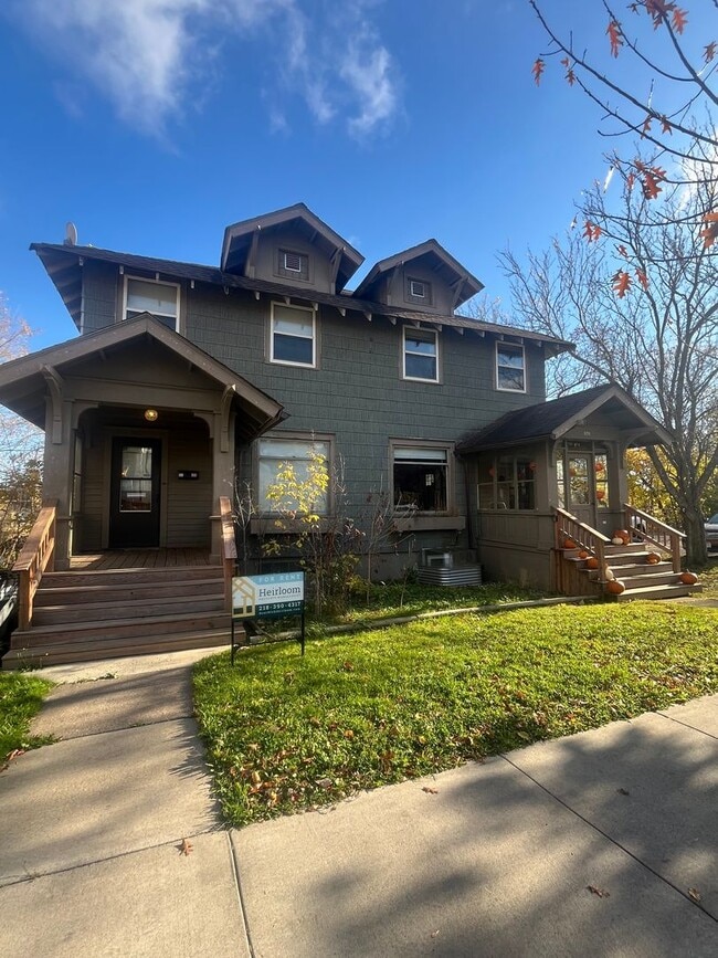 Building Photo - 920-922 E 4th St Unit 922 E 4th St