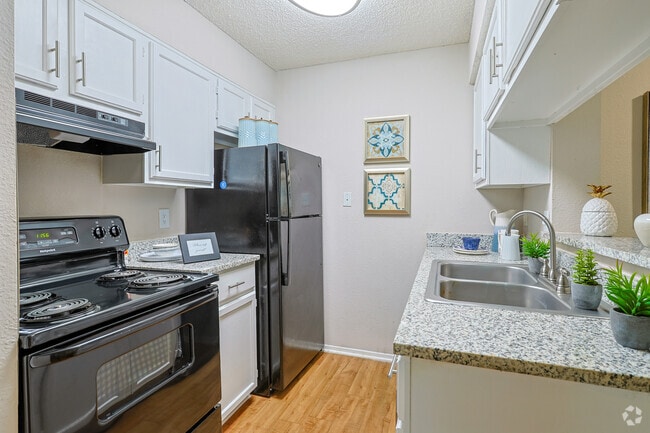 1BR, 1BA - 624SF - Kitchen - AUBRY HILLS APARTMENTS
