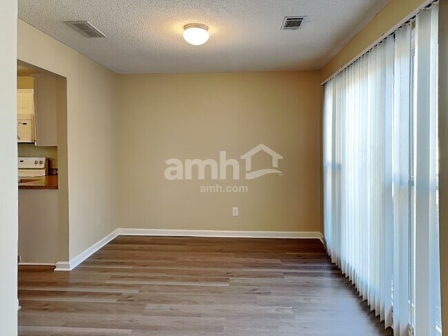 Photo - 285 Thornbush Ln