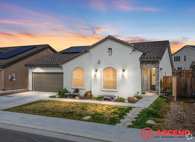 Building Photo - Beautiful 3 Bed, 3 Bath Home with Solar In...