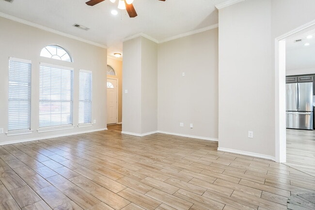 Photo - 512 Arbor Ln