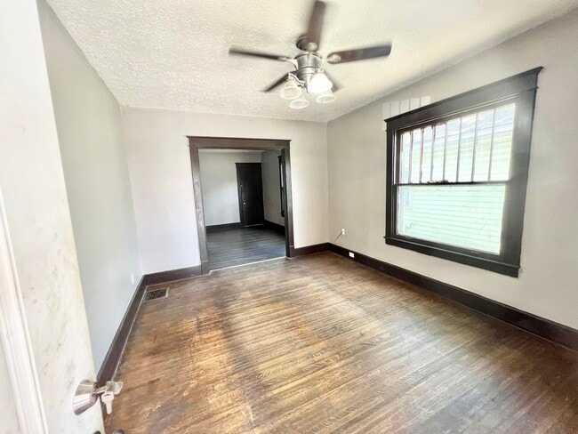 Photo - 2335 W Lee St
