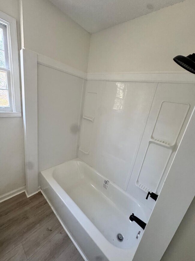 Photo - 2005 Mott Dr W