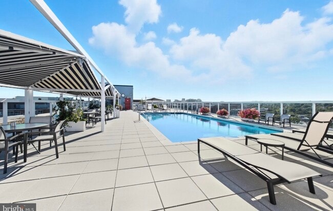 Building Photo - 1330 New Hampshire Ave NW Unit 920