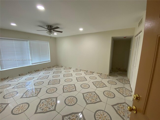 Building Photo - 2607 NW 39th Terrace Unit 204 Rental