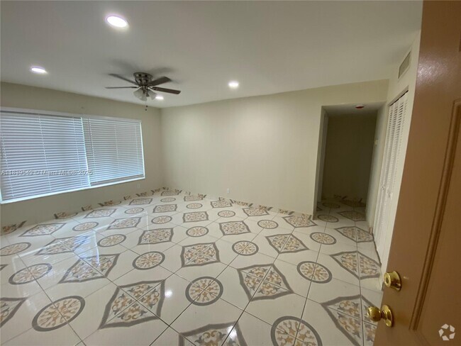 Building Photo - 2607 NW 39th Terrace Unit 204 Rental