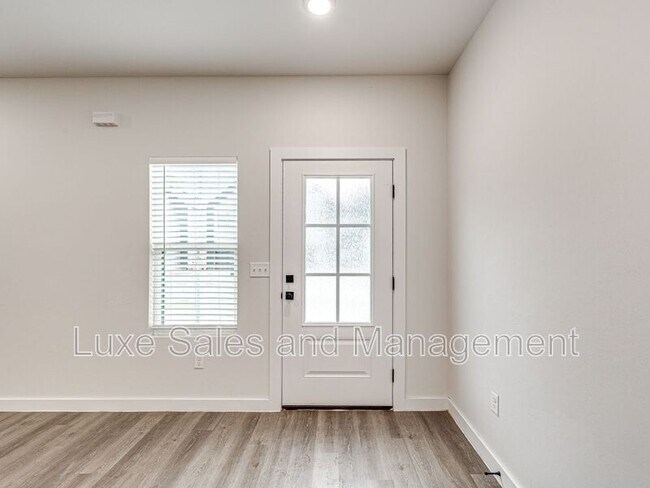 Photo - 618 W 2nd St