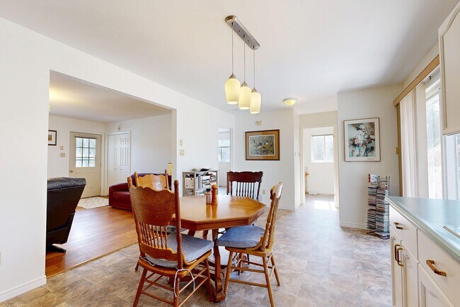 Photo - 103 Bruce St S