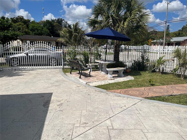 Photo - 101 Miami Gardens Rd