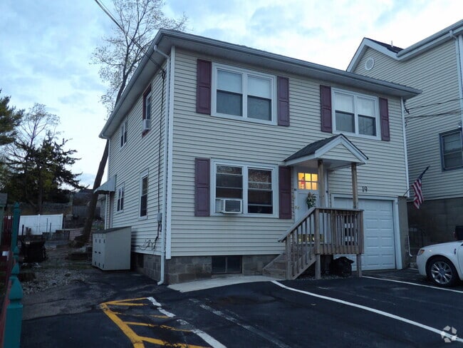 Building Photo - 19 Hasbrouck Ave Unit Top Left Rental
