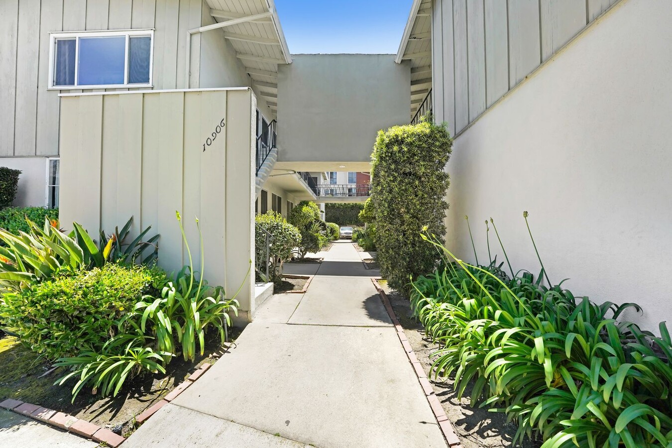 Photo - 10906 Santa Monica Blvd Unidad 05A