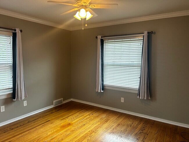 2421 Clarendon Ave