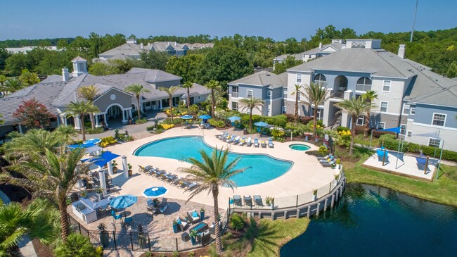 Experience year-round resort living at Banyan Bay. Dive into our resort-style pool, lakeside views, and top-notch team. Visit us and discover how you can start living your best life! - Banyan Bay Apartments