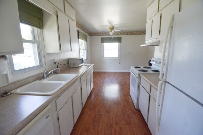 Photo - 3 Bedroom 1.5 Bath Available For Rent In Country Club Manor