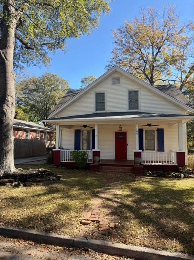Photo - Charming 4BR/2BA House w/ Fenced back yard!