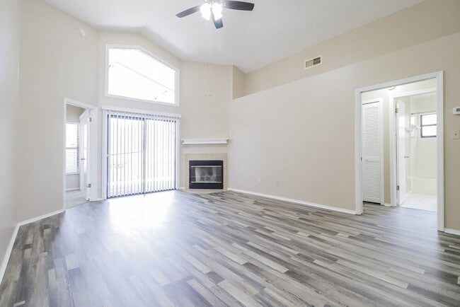 Photo - 164 Lakebreeze Cir