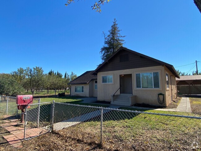 Building Photo - Large 3bd 2 ba home with a great country f...