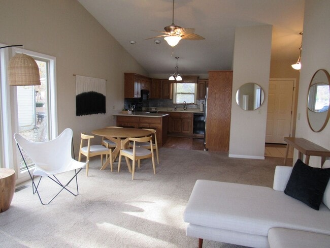 Building Photo - Top floor 2 bedroom condo in Camdenton