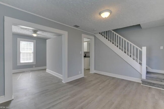 Photo - 2bedroom Townhouse Duplex- Huge Yard. May 1 move  in!!!