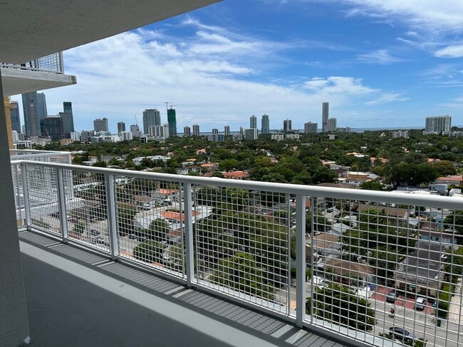 Building Photo - 900 SW 8th St Unit 1503