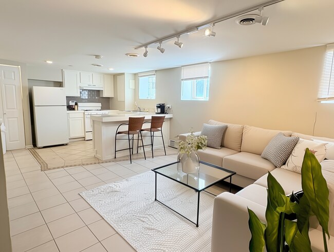Building Photo - 125 S Leavitt St Unit B