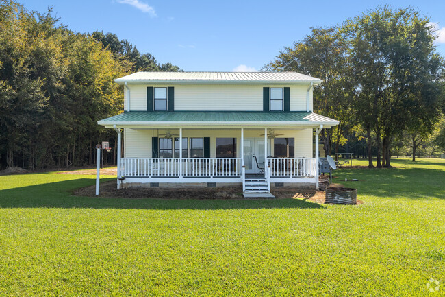 Spacious Yard with Patio, Outdoor Grill, Mini Basketball, Outdoor seats and tables - 1090 Quail Trl Rental