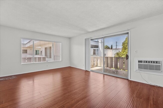 Photo - Light-Filled Top Floor Retreat in the Heart of Franklin Village Unidad 33
