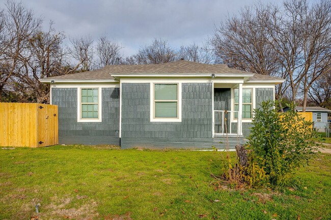 Building Photo - Remodeled 2 Bed 1 Bath Home Ready for New Tenants Near the River District-76114