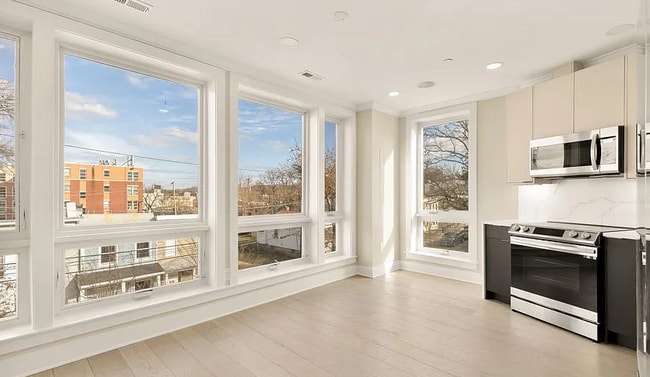 Photo - 2305 Nicholson St SE