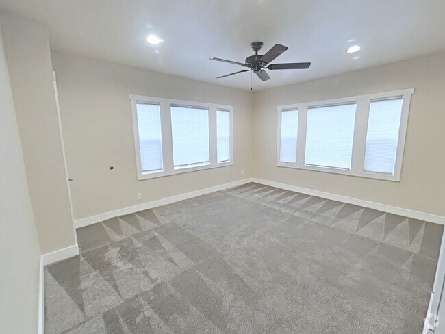 Building Photo - Adorable Apartment in Heart of Downtown Br... Unit #B