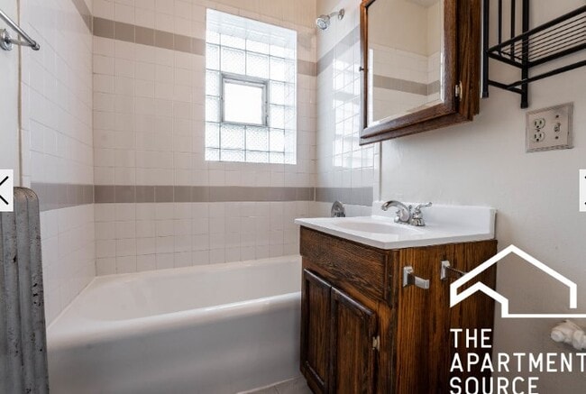 Photo - 3914 N Pine Grove Ave Unidad 3