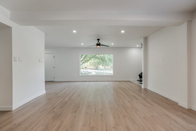 comedor y sala de estar - 568 W Quill Dr