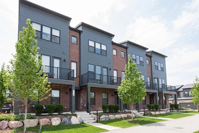 Building Photo - 2150 Park Dr