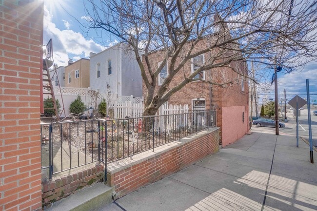 Photo - 678 LIBERTY Ave Unit 1